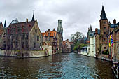 Brugge - vista del beffroi dal Rosary Quai alla confluenza tra i canali Groenerei e Dijver. 